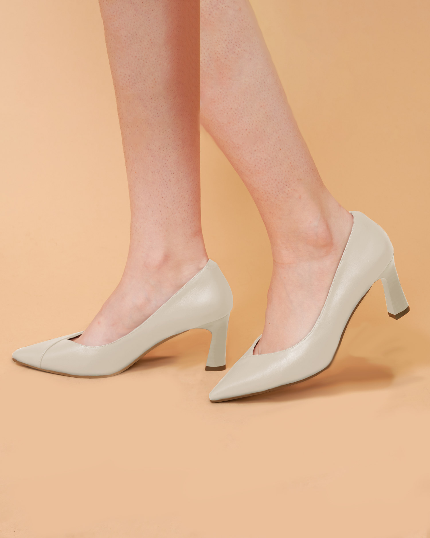 A leather pump , cow leather , rich and elegant appearence , Comfortable wear , wear for all cashmere outfit , DAVINII