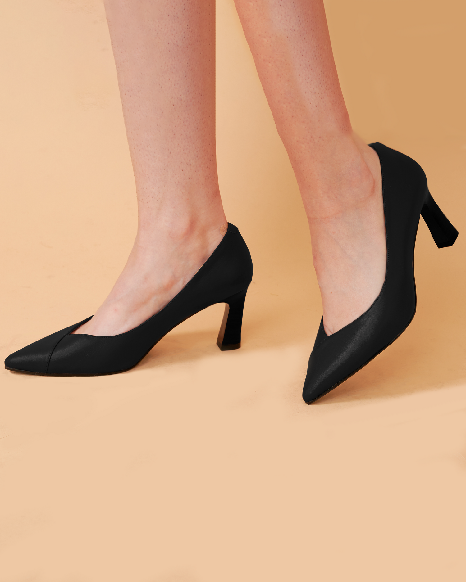 A leather pump , cow leather , rich and elegant appearence , Comfortable wear , wear for all cashmere outfit , DAVINII