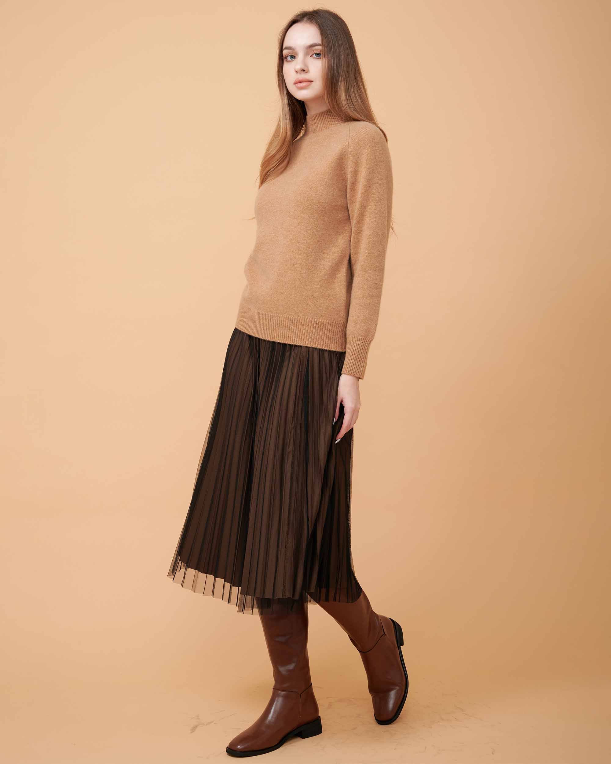 A plain knit sweater , touch of smoothness , very elegant and rich , fine-gauge cashmere , DAVINII