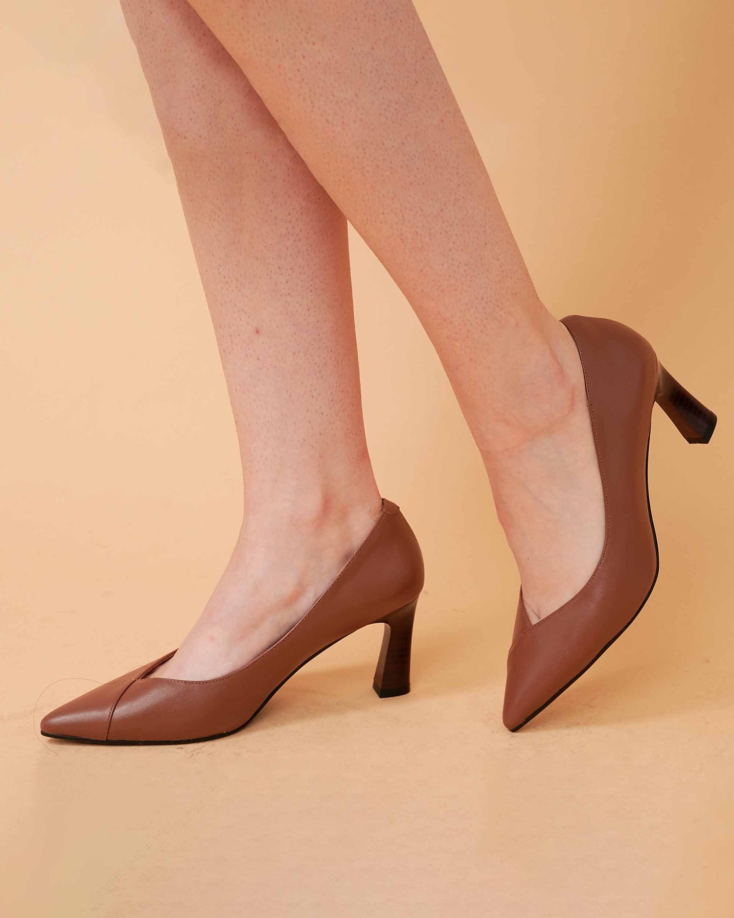 A leather pump , cow leather , rich and elegant appearence , Comfortable wear , wear for all cashmere outfit , DAVINII