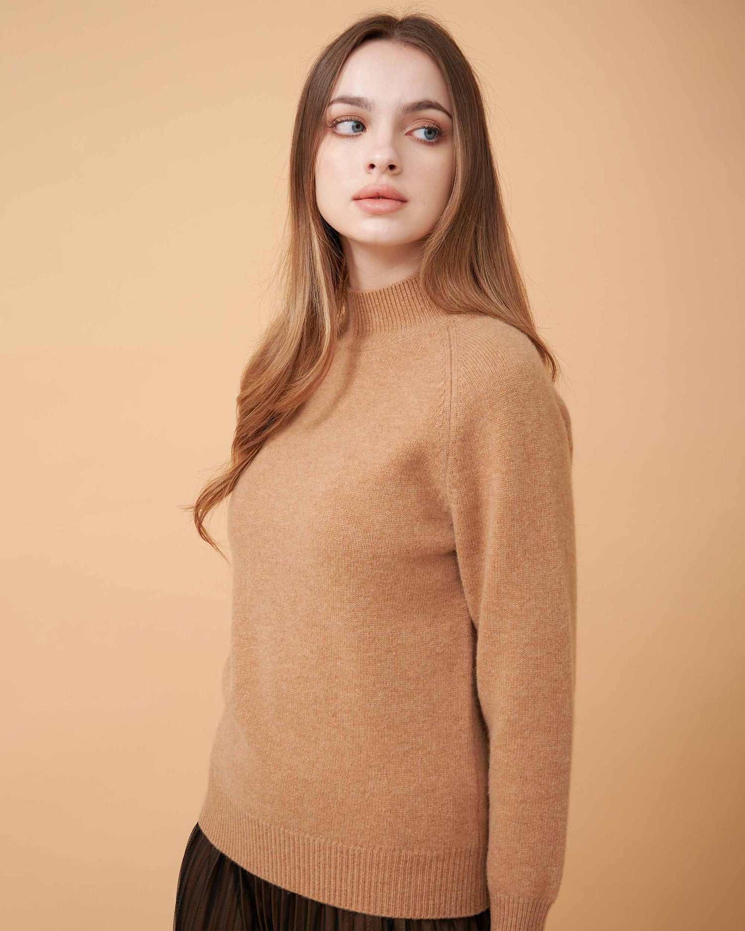 A plain knit sweater , touch of smoothness , very elegant and rich , fine-gauge cashmere , DAVINII