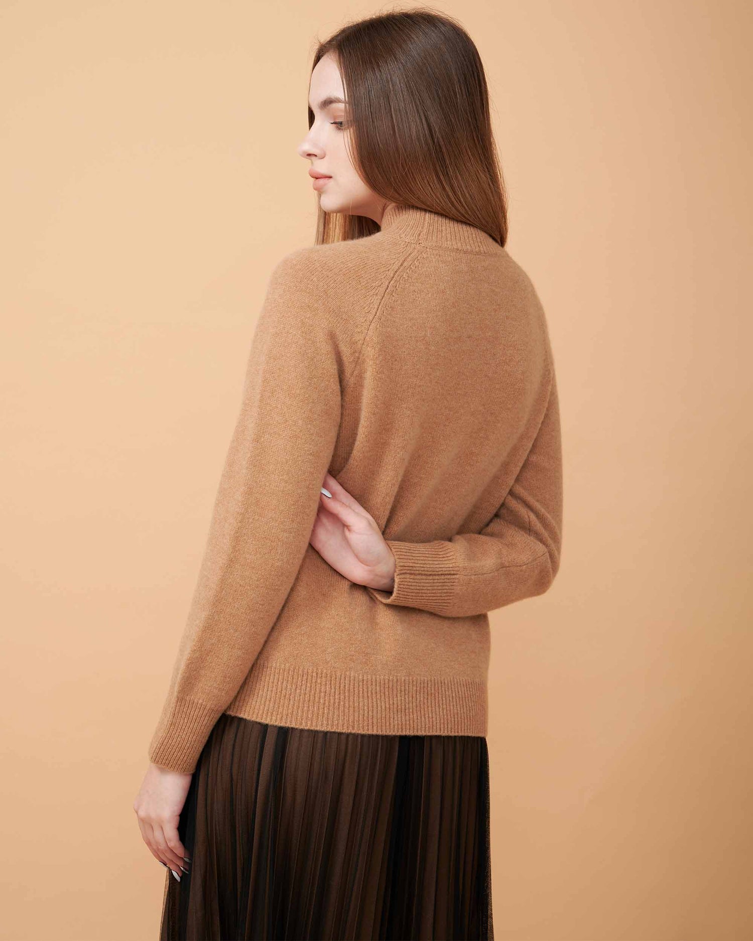 A plain knit sweater , touch of smoothness , very elegant and rich , fine-gauge cashmere , DAVINII