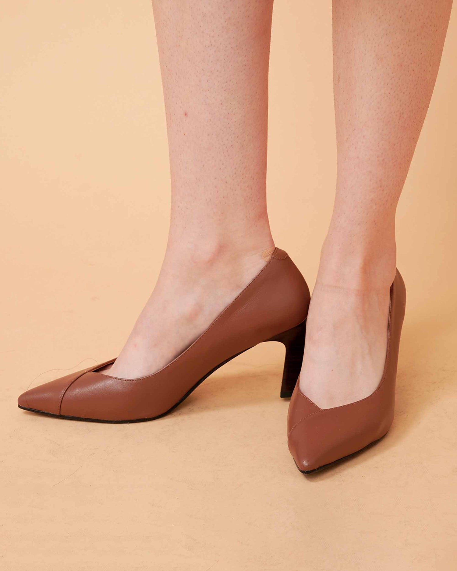 A leather pump , cow leather , rich and elegant appearence , Comfortable wear , wear for all cashmere outfit , DAVINII