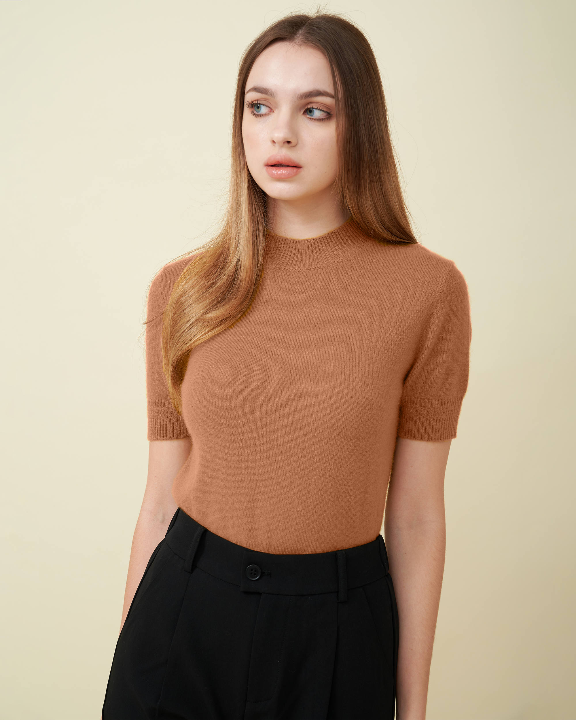 A front view of a cashmere pullover in toffee showing the fit , very soft , very comfy , DAVINII , 100% cashmere