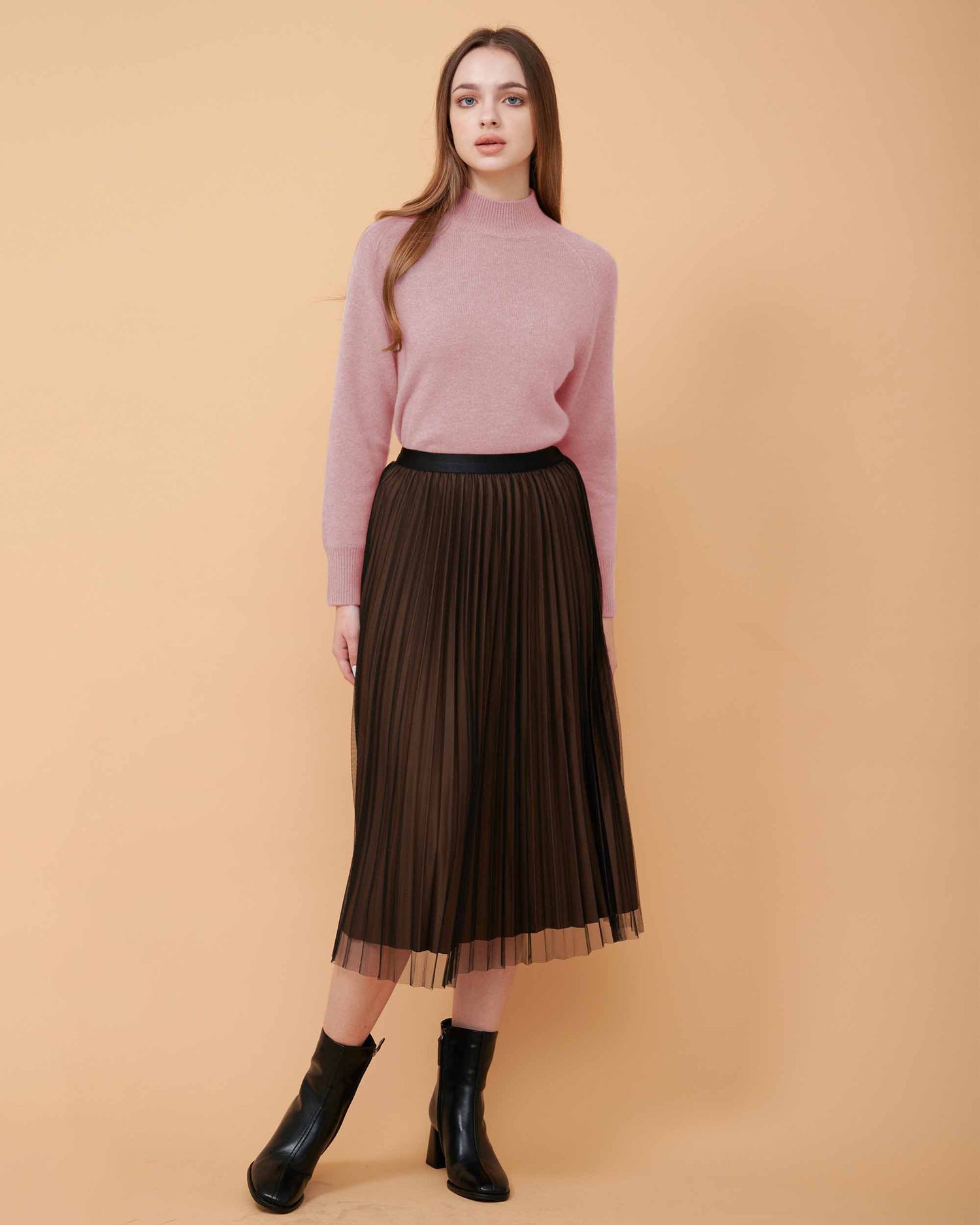A plain knit sweater , touch of smoothness , very elegant and rich , fine-gauge cashmere , DAVINII