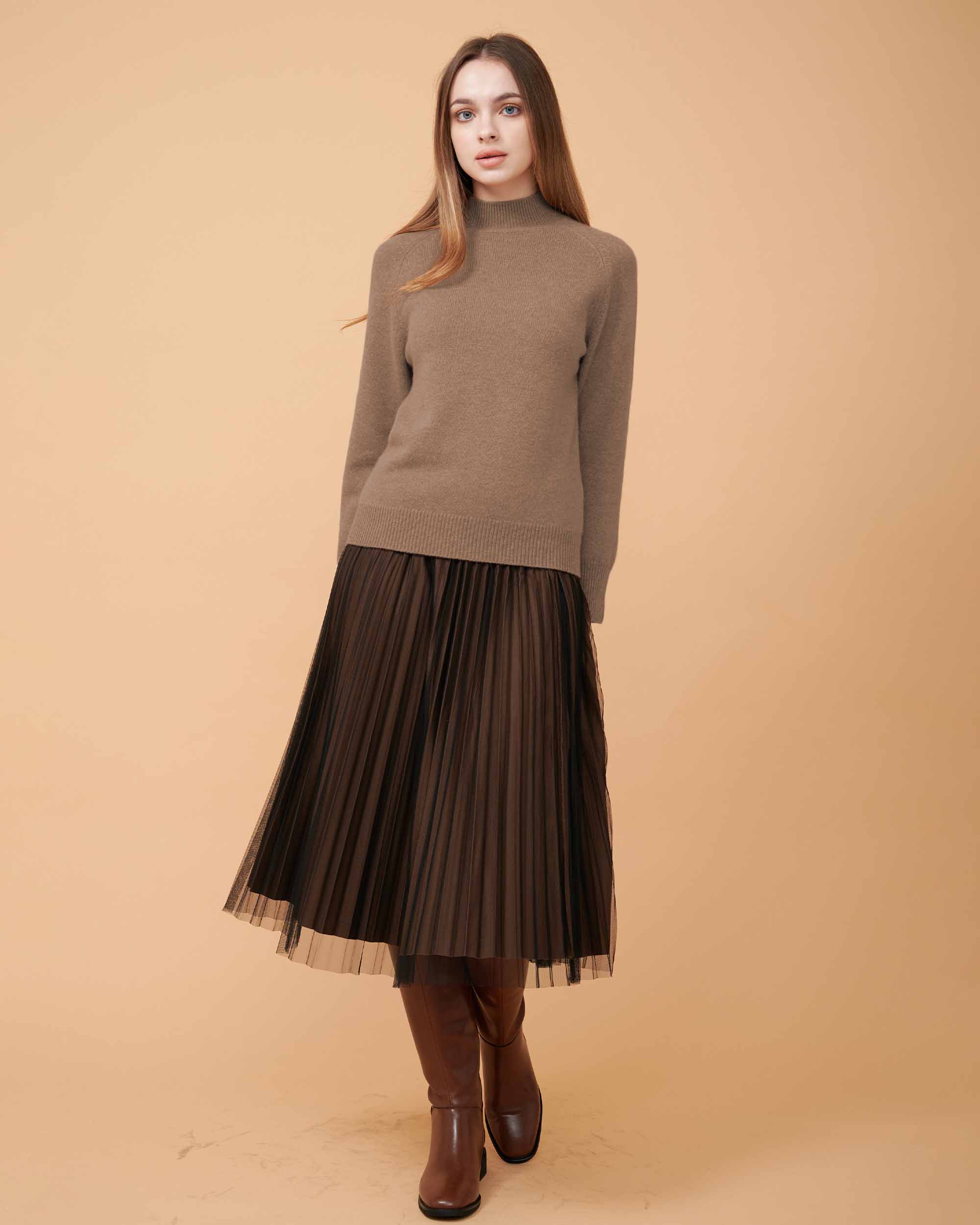 A plain knit sweater , touch of smoothness , very elegant and rich , fine-gauge cashmere , DAVINII