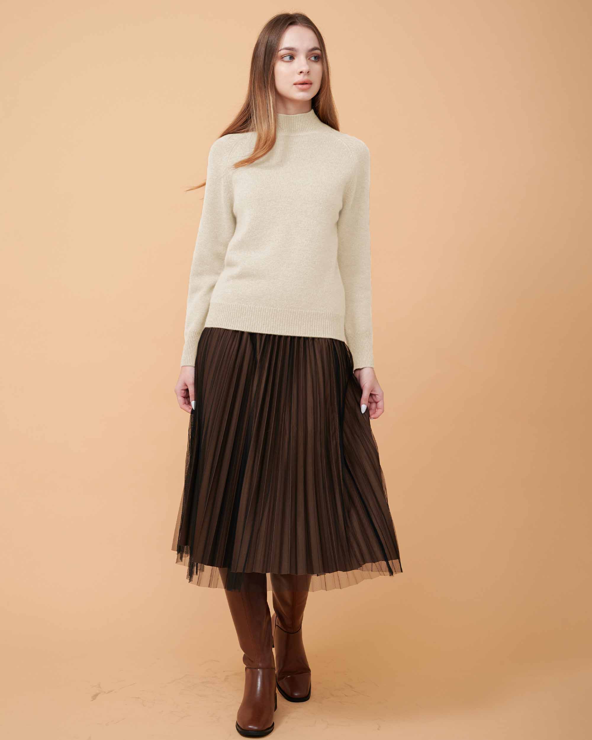 A plain knit sweater , touch of smoothness , very elegant and rich , fine-gauge cashmere , DAVINII