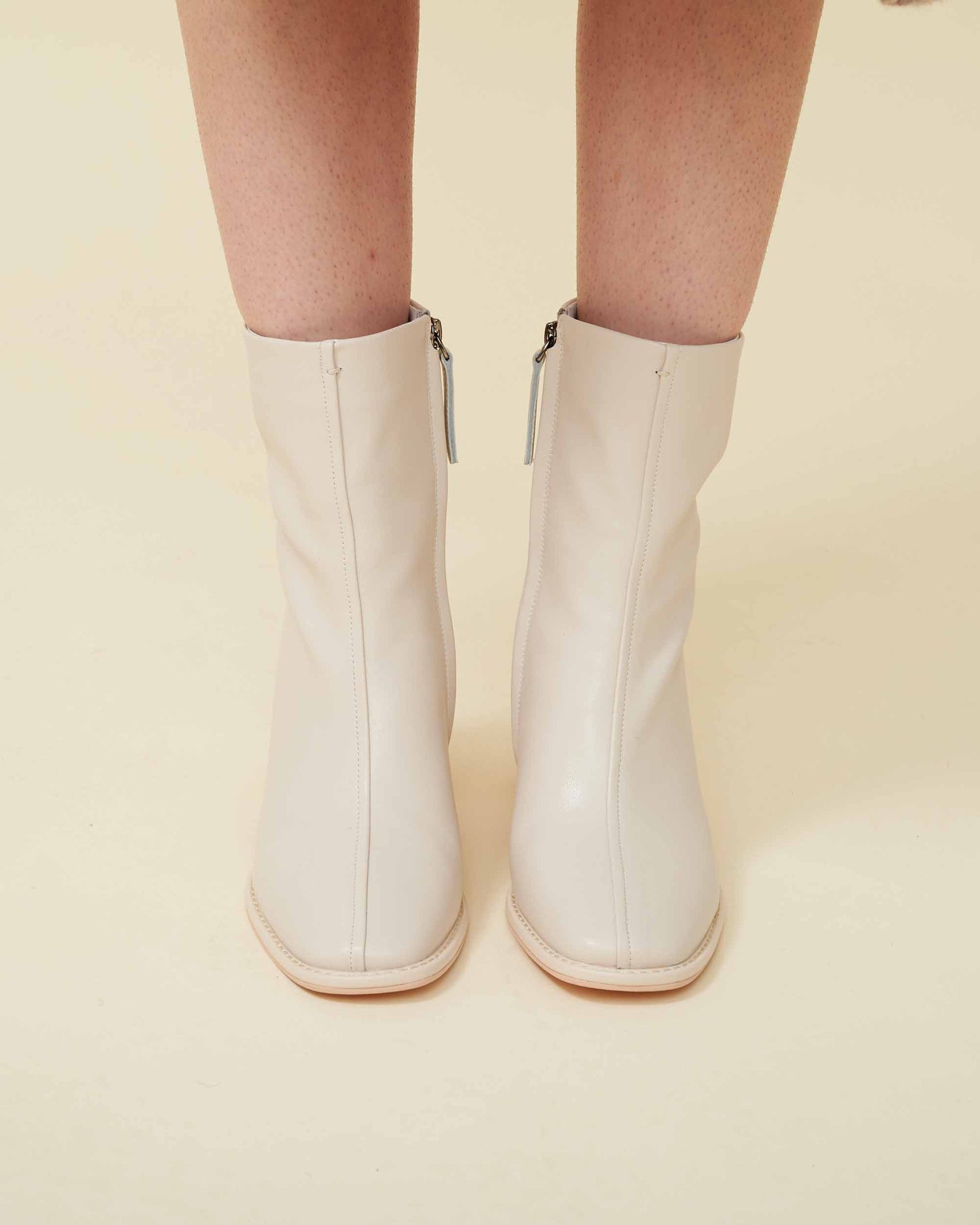 A leather ankle boots , Very smooth and elegrant design , comfortable wear , DAVINII