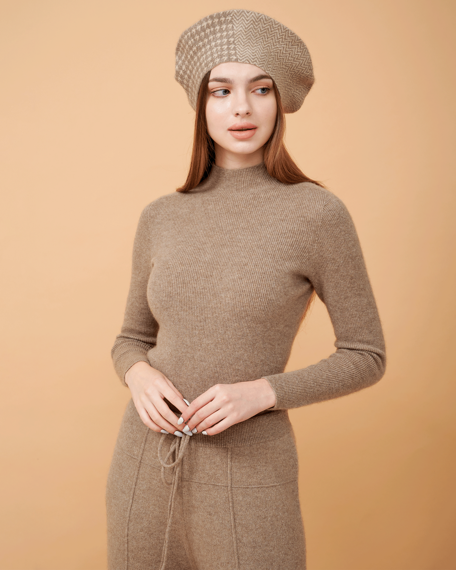 A front view of a plain cashmere sweater  showing the fit , 100% Cashmere ,DAVINII
