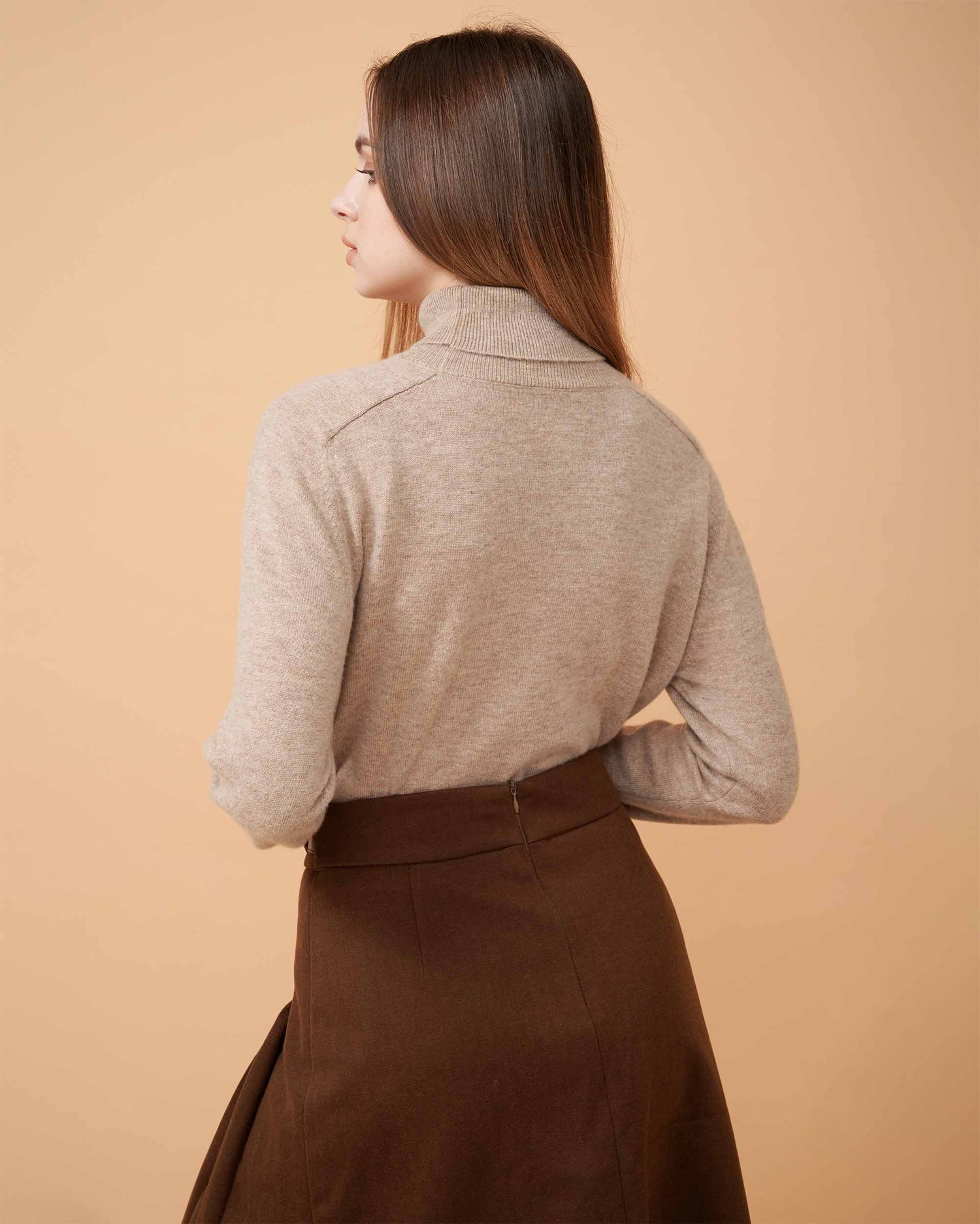 A back view finely knitted turtleneck sweater, Cashmere sweater , DAVINII , soft and comfy