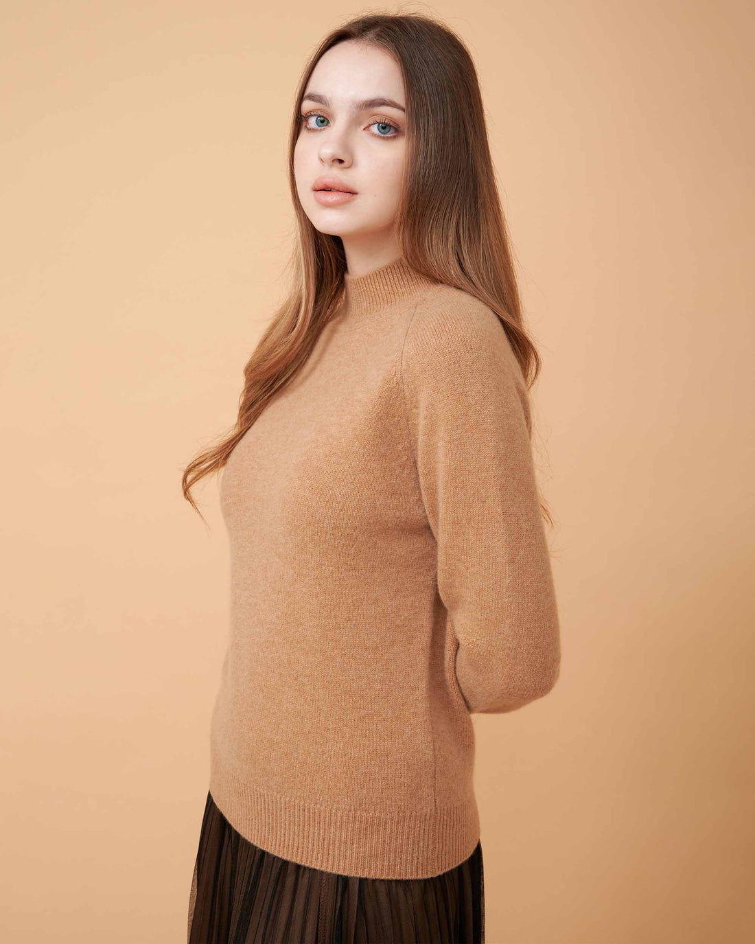 A plain knit sweater , touch of smoothness , very elegant and rich , fine-gauge cashmere  , DAVINII