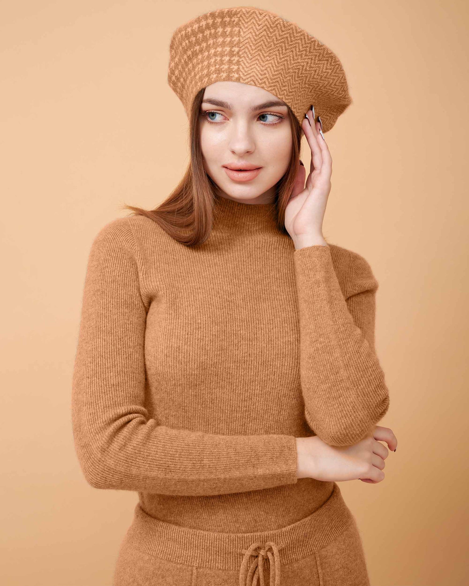 A front view of a plain cashmere sweater  showing the fit , 100% Cashmere ,DAVINII