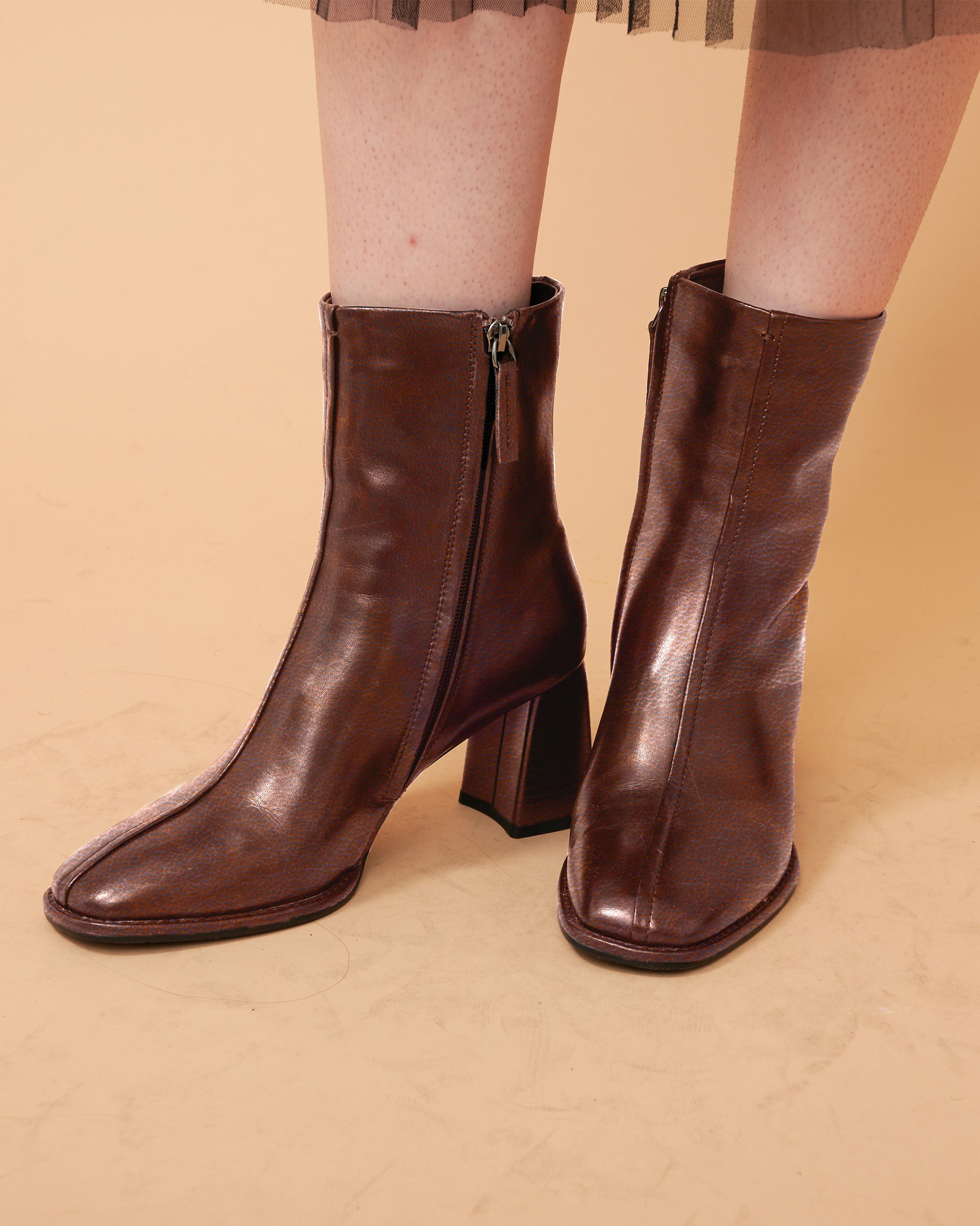 A leather ankle boots , Very smooth and elegrant design , comfortable wear , brown,  DAVINII