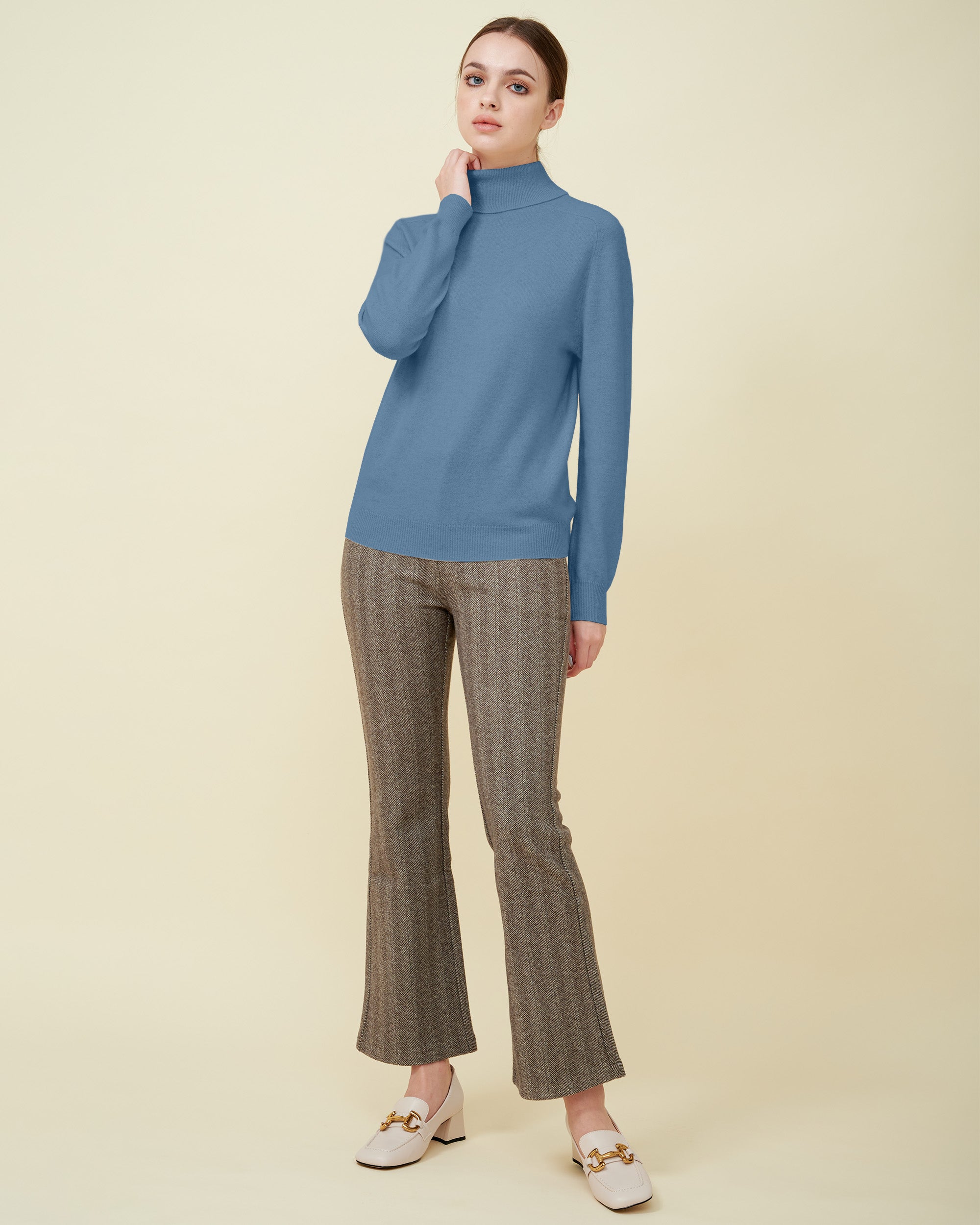 A front view finely knitted turtleneck sweater, Cashmere sweater , DAVINII , soft and comfy