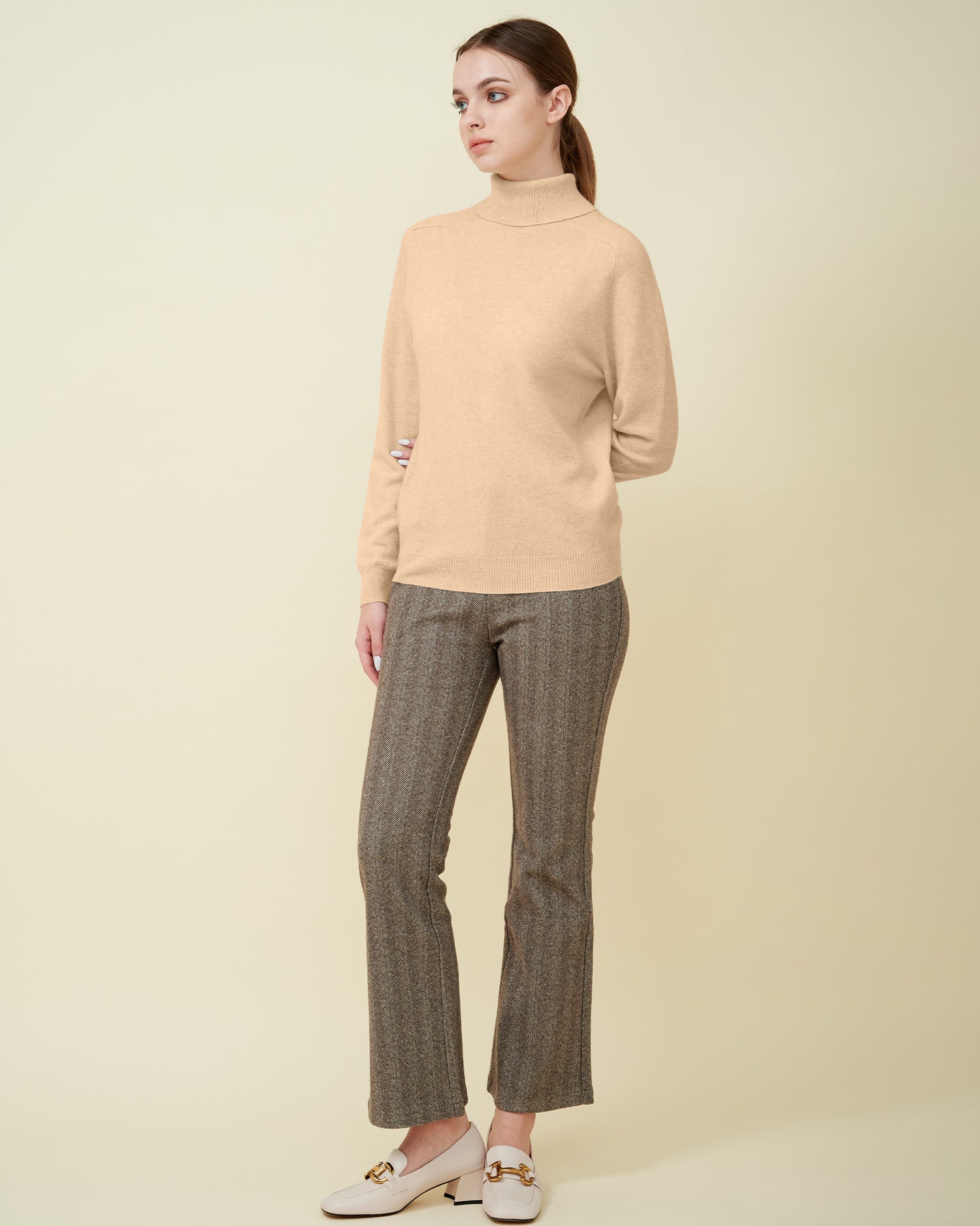 A front view finely knitted turtleneck sweater, Cashmere sweater , DAVINII , soft and comfy