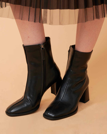 A leather ankle boots , Very smooth and elegrant design , comfortable wear , black , DAVINII