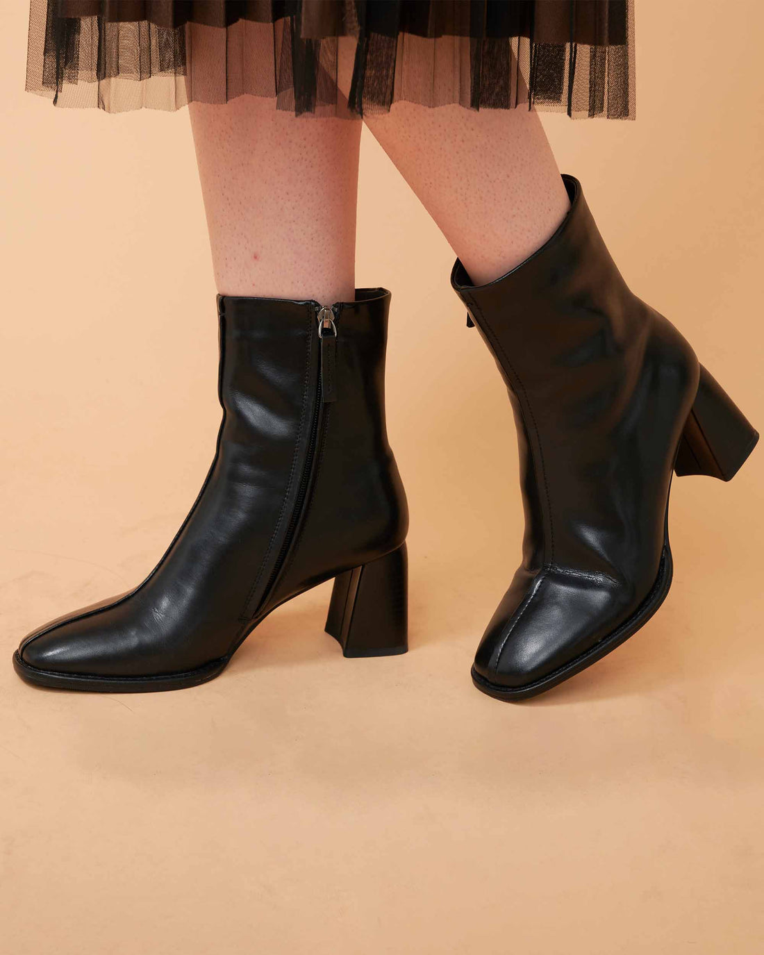 A leather ankle boots , Very smooth and elegrant design , comfortable wear , DAVINII