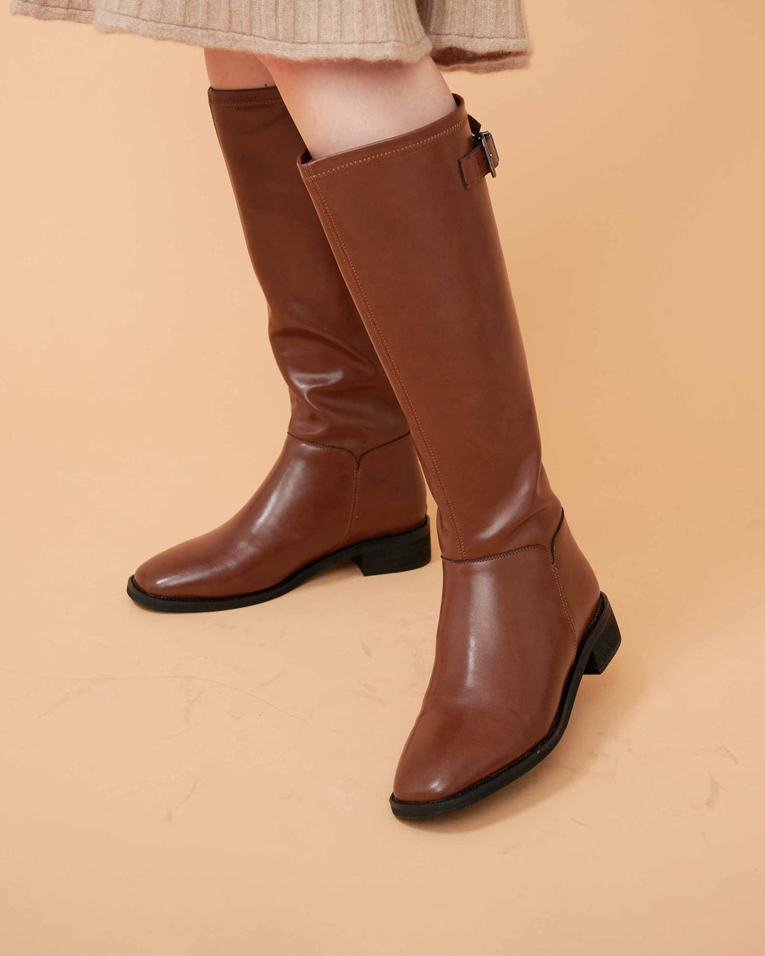 A leather boots , Very smooth and elegrant design , comfortable wear , wear and tear ,DAVINII