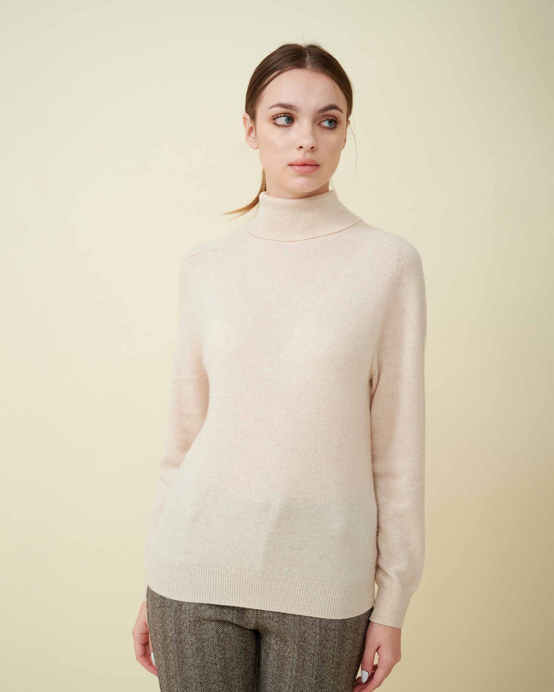 A front view finely knitted turtleneck sweater, Cashmere sweater , DAVINII , soft and comfy