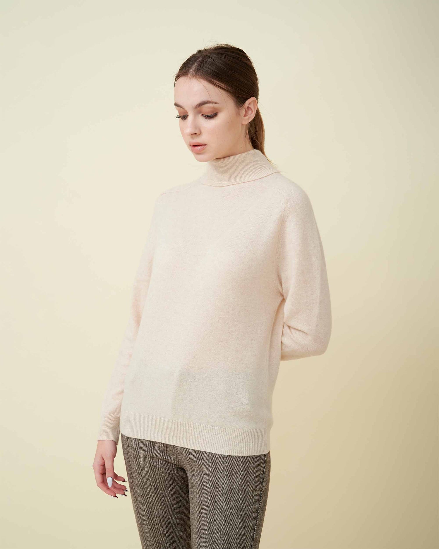 A front view finely knitted turtleneck sweater, Cashmere sweater , DAVINII , soft and comfy