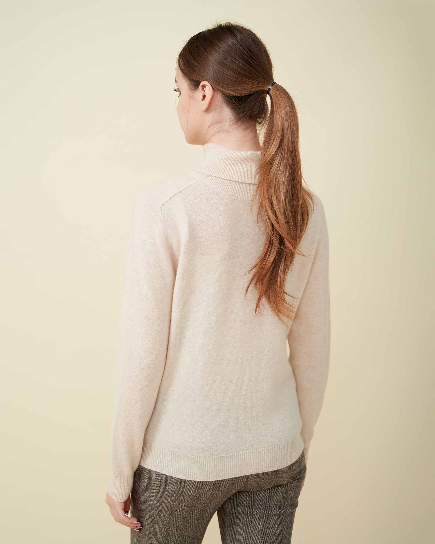 A back view finely knitted turtleneck sweater, Cashmere sweater , DAVINII , soft and comfy