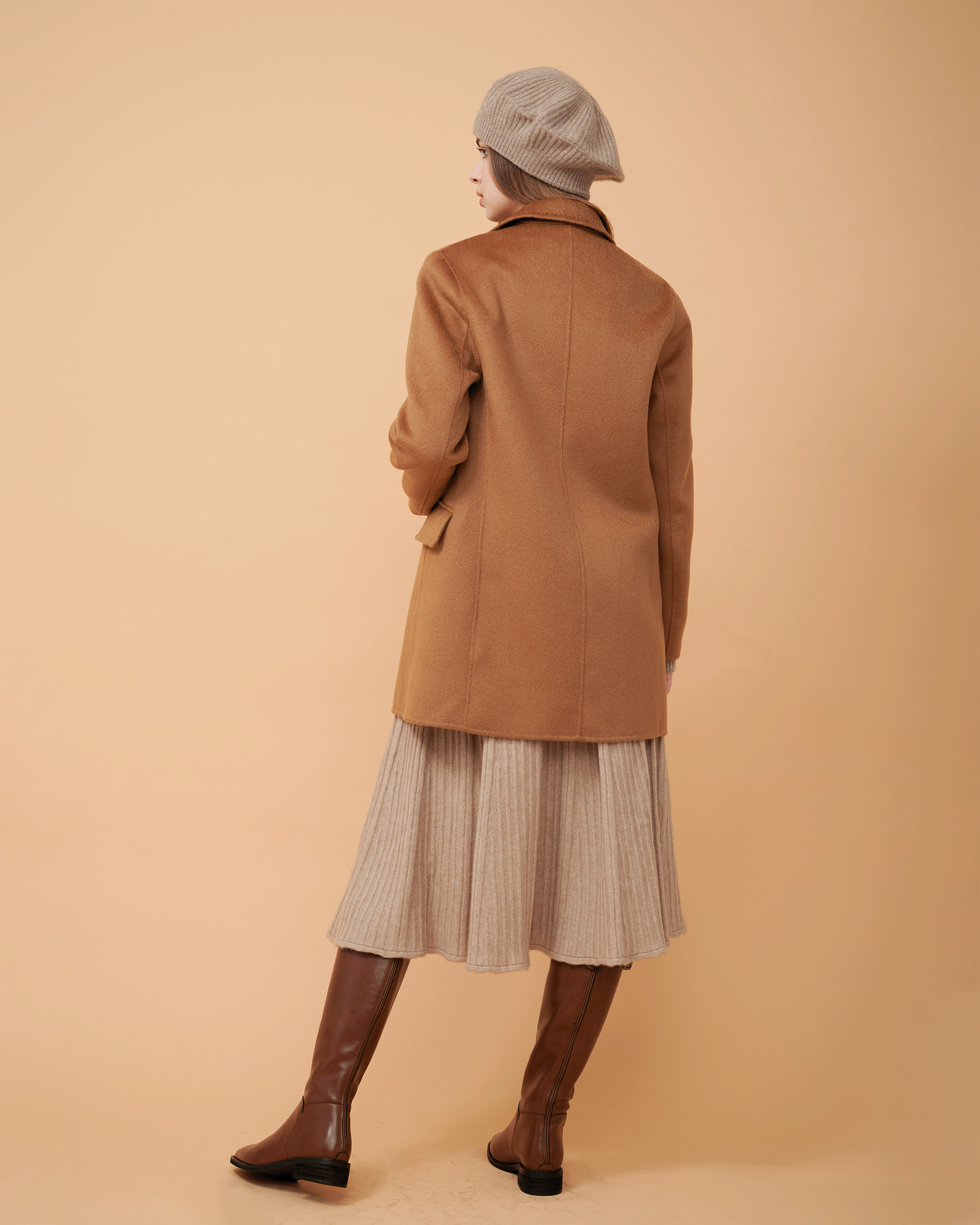 A back view woman wearing a clay cashmere blazer and a matching wool sweater ,DAVINII