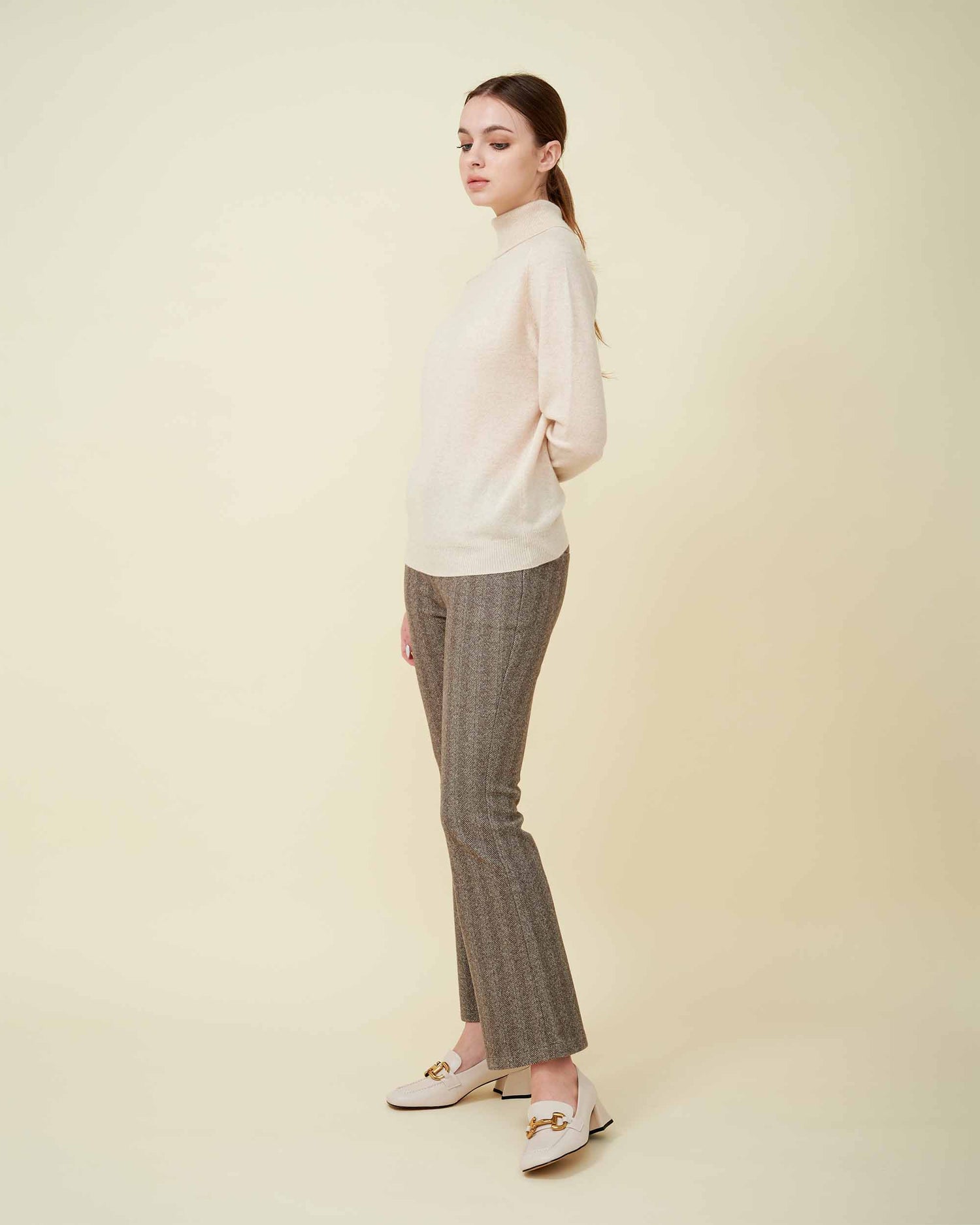 A side view finely knitted turtleneck sweater, Cashmere sweater , DAVINII , soft and comfy